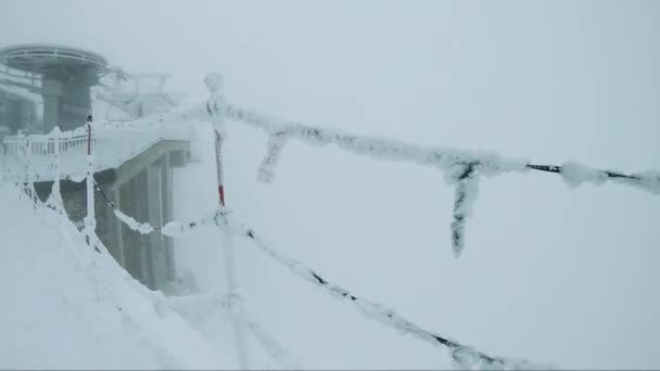Blizzard en sterke sneeuwstorm in Kasprowy Wierch bergketen in het winterseizoen. Sneeuw opblazen over bevroren bergen grond. Zakopane Polen — Stockvideo