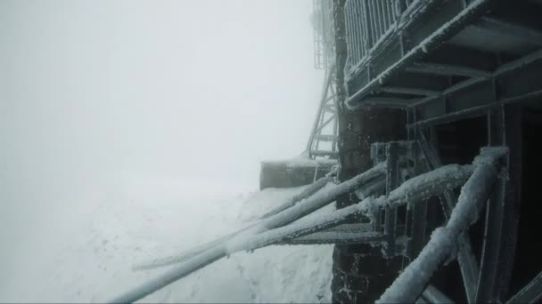Utsikt från linbanans översta station. Kabelbilen rör sig sakta nedåt. Området är täckt med snö — Stockvideo