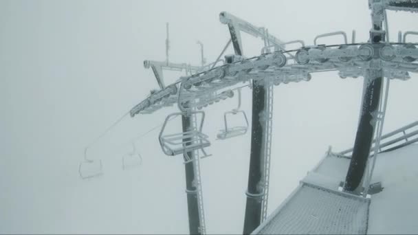 Remonte en una estación de esquí con niebla en las montañas cubiertas de nieve. Amplia montaña de hielo con teleféricos congelados vacíos. Cordillera Kasprowy Wierch en la temporada de invierno. Zakopane Polonia — Vídeos de Stock