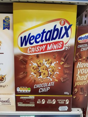 Kuala Lumpur, Malezya - 25 Temmuz 2018: Weetabix Mısır gevreği kutusu hipermarket deposundan. Weetabix Weetabix Limited Birleşik Krallık tarafından üretilen bir bütün tahıl buğday gevreği olduğunu