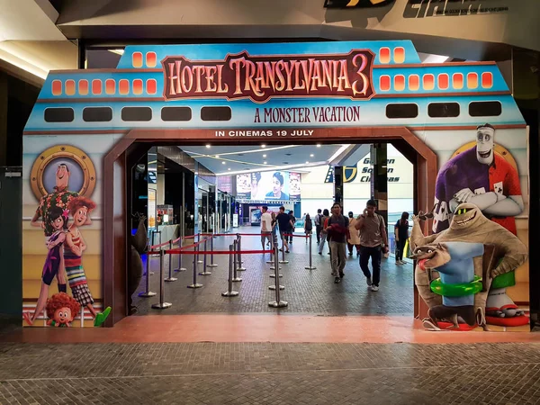 Kuala Lumpur, Malezya - 26 Temmuz 2018: Hotel Transylvania 3: yaz tatili film posteri, Sony fotoğraf animasyon tarafından üretilen bir yaklaşan 2018 Amerikan 3d bilgisayar animasyon korku komedi filmi mi