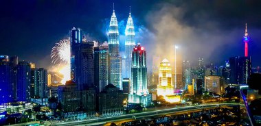 Kuala Lumpur, Malezya - 31 Ağustos 2018: Petronas İkiz kule (Klcc, renkli havai fişek kıvılcım bağımsızlık günü sırasında)