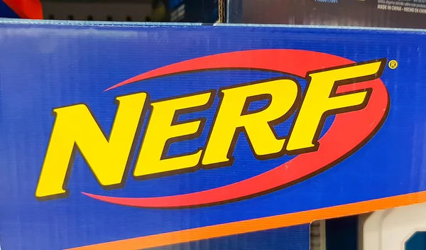 Kuala Lumpur, Malezya - 25 Ağustos 2018: Nerf Parker Brothers tarafından oluşturulan ve şu anda Hasbro tarafından sahip olunan bir oyuncak markasıdır. Çoğu oyuncaklar türden köpük tabanlı.