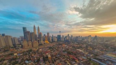 Kuala Lumpur, Malezya - 31 Ağustos 2018: Kuala Lumpur hızlandırılmış cityscape altın saat sırasında