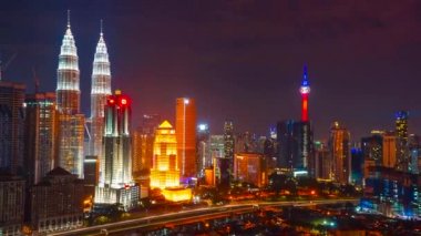 Kuala Lumpur, Malezya - 31 Ağustos 2018: Cityscape, Kuala Lumpur geceleri