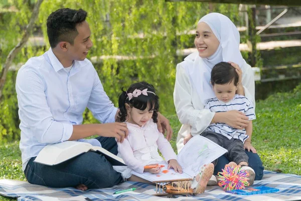 Malay aile eğlence parkında eğleniyor