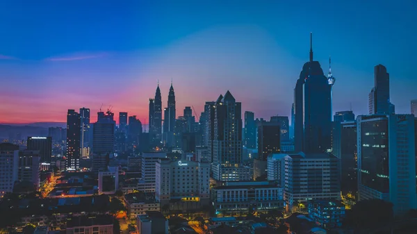 クアラルンプール マレーシアでのゴールデンの時間帯にクアラルンプール マレーシア 2018 カラフルでドラマチックな空 — ストック写真