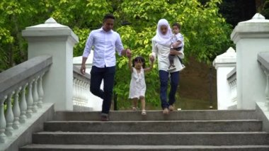 malay aile basamaklardan iniyor görüntüleri