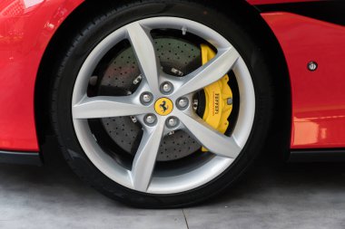 Kuala Lumpur, Malezya - 29 Eylül 2018: Jant ve lastik gelen Ferrari Portofino ekranda roadshow Kuala Lumpur, Malezya