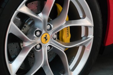 Kuala Lumpur, Malezya - 29 Eylül 2018: Yakın jantlar ve büyük fren seti Ferrari Gtc4lusso için ekranda roadshow Kuala Lumpur, Malezya