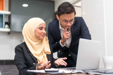Asya malay icra evde laptop tartışılması ile çalışma