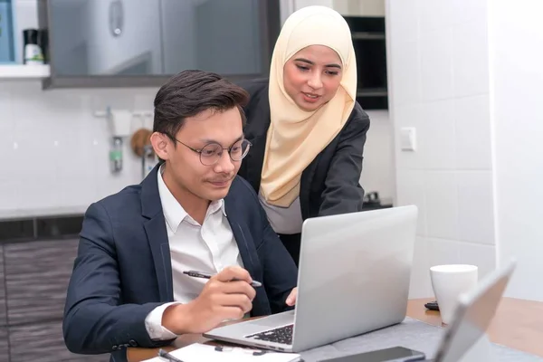 Asya malay icra evde laptop tartışılması ile çalışma