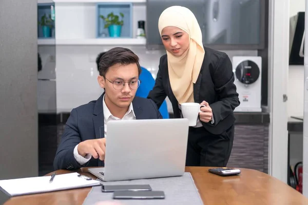 Asiático Malaio Executivo Trabalhando Casa Com Laptop Discutir — Fotografia de Stock