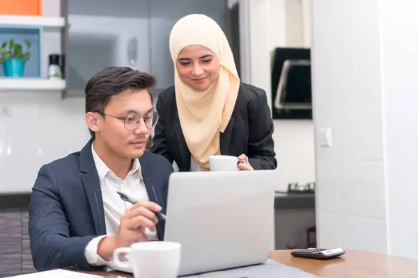 Asiático Malaio Executivo Trabalhando Casa Com Laptop Discutir — Fotografia de Stock