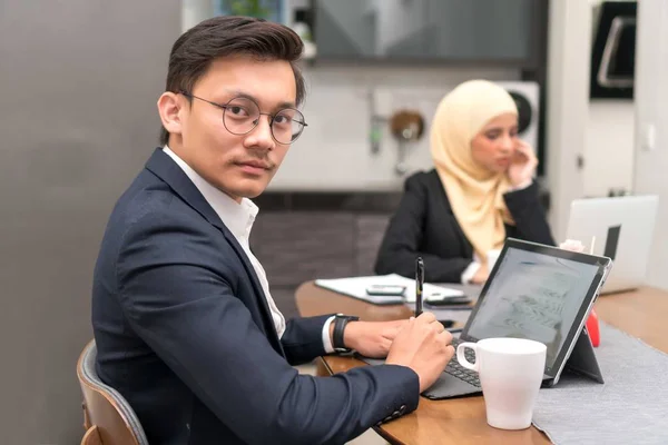 Asiático Malaio Executivo Trabalhando Casa Com Laptop Olhando Para Câmera — Fotografia de Stock