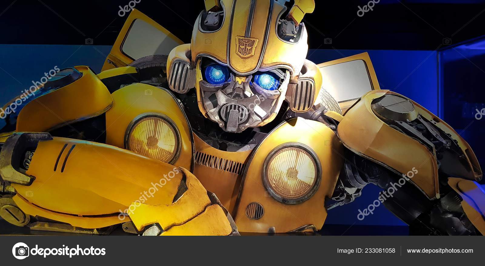 吉隆坡马来西亚2018年11月26日大黄蜂电影海报这部电影是从以前的变形金刚电影重新启动—— 库存社论照片© faizzaki #233081058, image size:1600x878