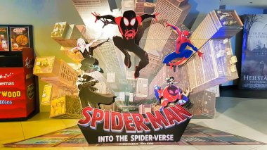 Kuala Lumpur, Malezya - 26 Kasım 2018: Spider-Man: Spider-ayet içine film posteri. Bu film hikayesi olduğunu mil Morales örümcek-adam olur ve onun meslektaşları ile geçtiyse