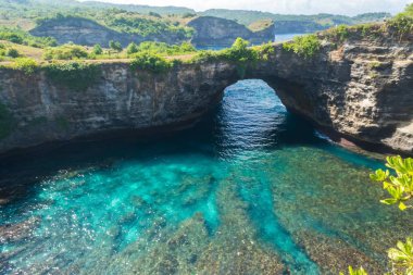 Kaya kıyı şeridi. Denizin üzerinde taş kemer. Kırık plaj, Nusa Penida, Endonezya.