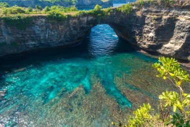 Kaya kıyı şeridi. Denizin üzerinde taş kemer. Kırık plaj, Nusa Penida, Endonezya.