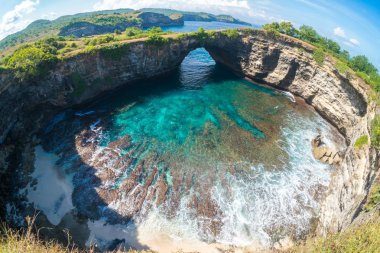 Kaya kıyı şeridi. Denizin üzerinde taş kemer. Kırık plaj, Nusa Penida, Endonezya.