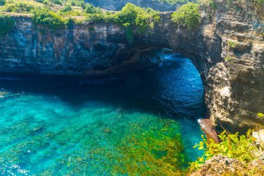 Kaya kıyı şeridi. Denizin üzerinde taş kemer. Kırık plaj, Nusa Penida, Endonezya.