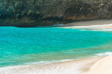 Crystal Clear su Manta Bay veya Nusa Penida Adası, Bali, Endonezya kumsalda Kelingking