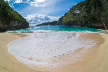 Crystal Clear su Manta Bay veya Nusa Penida Adası, Bali, Endonezya kumsalda Kelingking