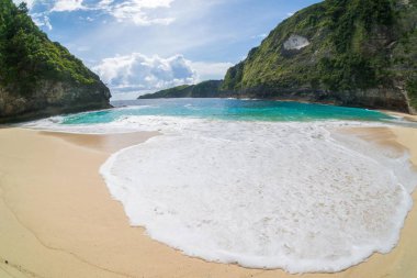 Crystal Clear su Manta Bay veya Nusa Penida Adası, Bali, Endonezya kumsalda Kelingking