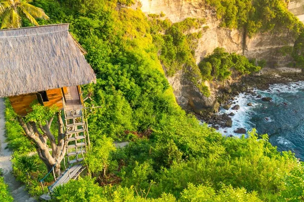Güzel sahne ağaç evin (Rumah Pohon), Atuh Beach, Nusa Penida, Bali, Endonezya