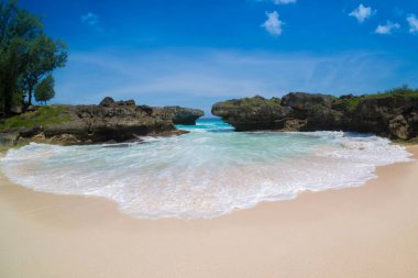 Mavi deniz kum güzel doğası ve beyaz dalgalar Pantai Mandorak, Sumba, Endonezya,
