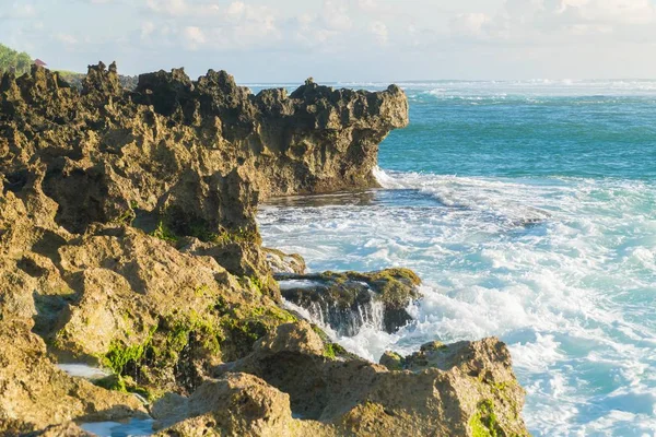 Pantai Pero, Sumba ada, Endonezya, sivri, keskin kayalar ve güzel günbatımı