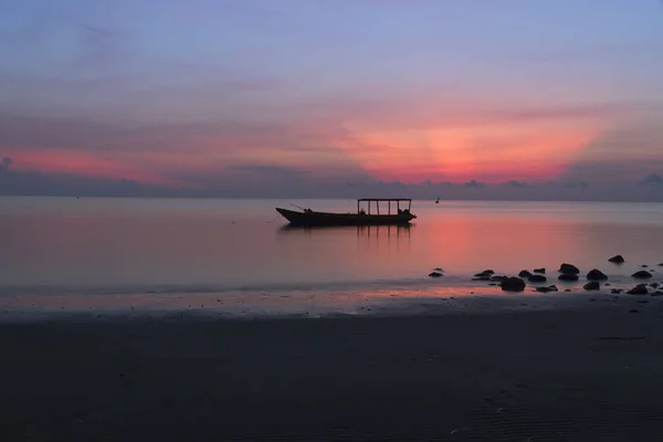 Silhouette Eines Fischerbootes Auf Der Atauro Insel Angst Vor Sonnenaufgang — Stockfoto