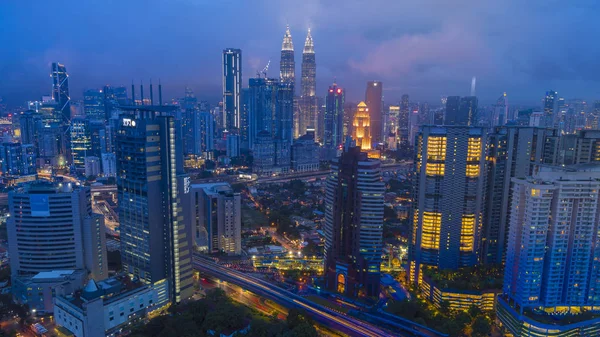 Kuala Lumpur, Malezya - 7 Kasım 2018: Güzel gün batımı Cityscape Kuala Lumpur, Malezya