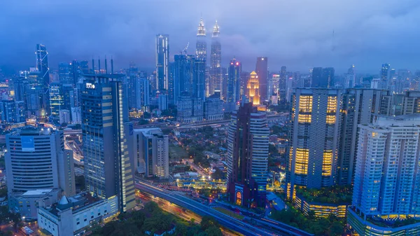 Kuala Lumpur, Malezya - 7 Kasım 2018: Güzel gün batımı Cityscape Kuala Lumpur, Malezya