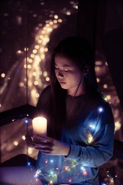 Mum tutan güzel genç Asyalı kız