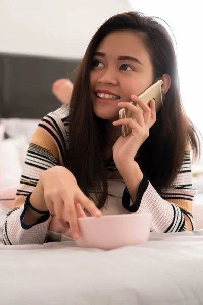 Hermosa Joven Asiática Chica Cama Celebración Teléfono Móvil — Foto de Stock