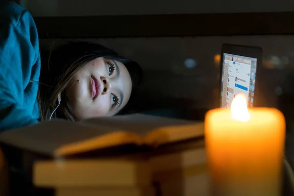 Hermosa Chica Asiática Joven Que Trabaja Con Ordenador Portátil Que — Foto de Stock
