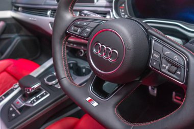 Singapur - 12 Ocak 2019: Audi S5 Cabriolet Singapur Otomobil Fuarı, yakın çekim direksiyon