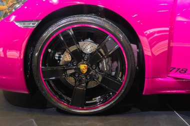 Singapur - 12 Ocak 2019: Jant ve lastik gelen Porsche 718 pembe Boxster Singapur Otomobil Fuarı'nda