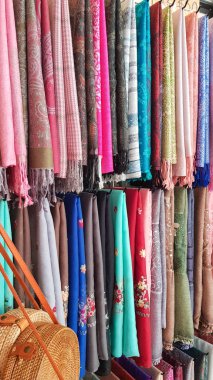 Singapur - 13 Ocak 2019: Hatıra Eşyası kumaş Mescidi Sultan yakınındaki sokak dükkanında Singapur'dan