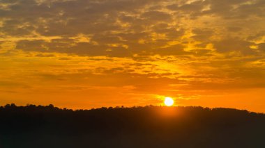 Sunrise sabah bulutlar ile