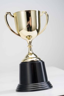 Beyaz arka plan kavramı kutlama üzerinde Gold Kupası