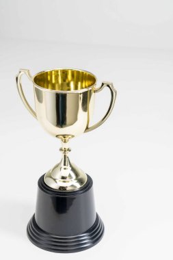 Beyaz arka plan kavramı kutlama üzerinde Gold Kupası
