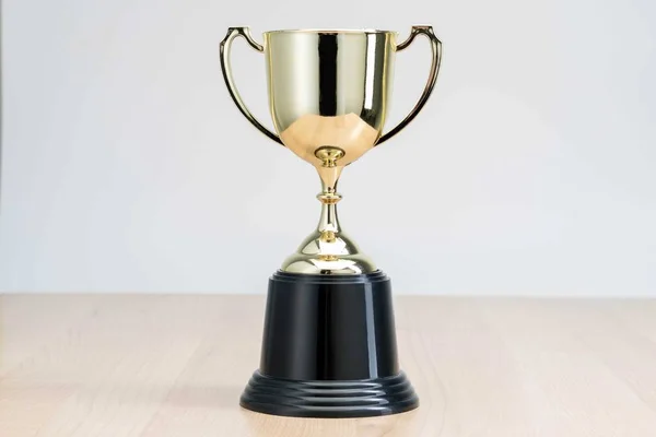 Beyaz arkaplanda kupa