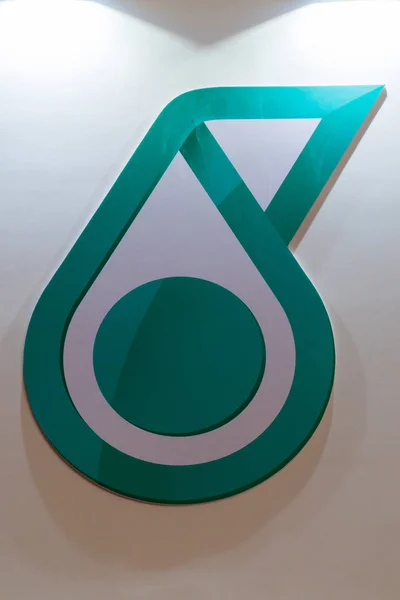 Petronas logo auf der kuala lumpur motorshow — Stockfoto