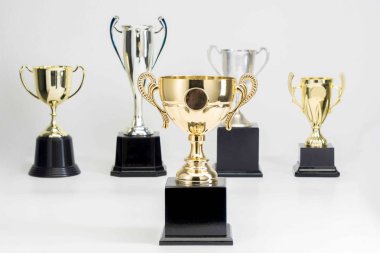 Beyaz arkaplanda kupa