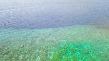 Atauro Adası'nda mavi deniz kumu ve Turkuaz renkli su dalgalarının güzel doğası, Timor Leste