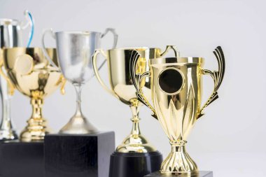 Beyaz arkaplanda kupa