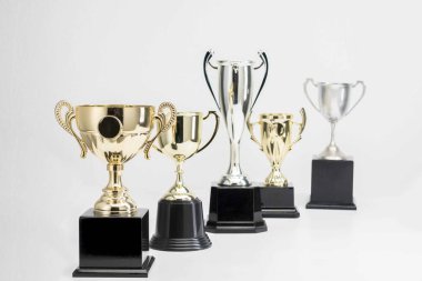 Beyaz arkaplanda kupa