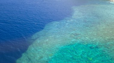 Atauro Adası'nda mavi deniz kumu ve Turkuaz renkli su dalgalarının güzel doğası, Timor Leste